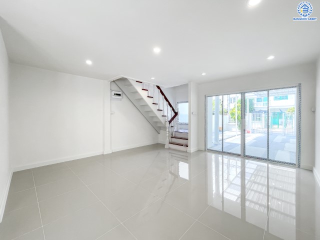 บ้านมือสองตกแต่งใหม่ ม.กฤษดานคร10 รัตนาธิเบศร์-บางใหญ่ ราคาถูกที่สุดในย่านนี้ บนเนื้อที่ 20 ตร.ว. ฟังก์ชั่น 3 ห้องนอน 2 ห้องน้ำ ทำเลเยี่ยมติดถนนรัตนธิเบศร์ ห่างรถไฟฟ้า "สถานีสามแยกบางใหญ่" เพียง 200 เมตร ใกล้เซ็นทรัลเวสต์เกตเพียง 1 กม. และจุดขึ้นทางด่วน "กาญจนาภิเษก"